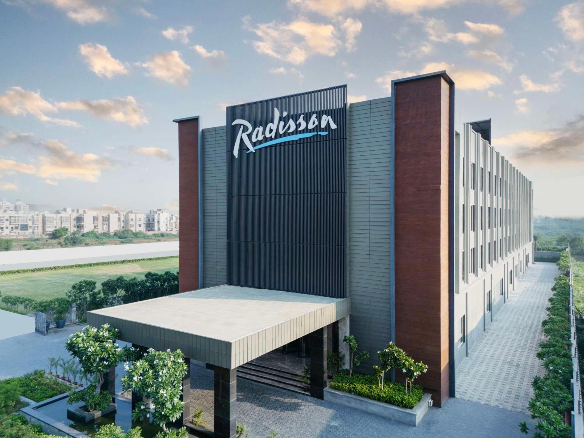 Radisson Hotel Вріндаван Екстер'єр фото
